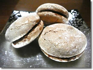 そば粉ダックワ―ズ in そば茶チョコクリーム写真