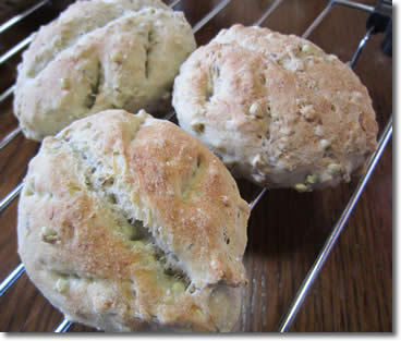 そばの実入りハード系パン写真